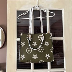 Cute Boutique Green & White Purse.